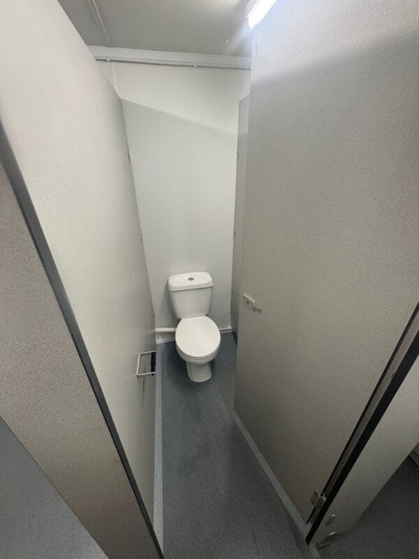 24ft x 9ft Reconditioned Jackleg Anti Vandal Unit with female and male toilets and shower units - Image 11