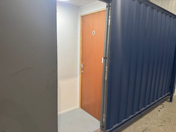 24ft x 9ft Reconditioned Jackleg Anti Vandal Unit with female and male toilets and shower units - Image 18