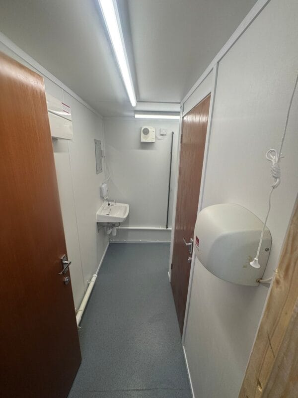24ft x 9ft Reconditioned Jackleg Anti Vandal Unit with female and male toilets and shower units - Image 6