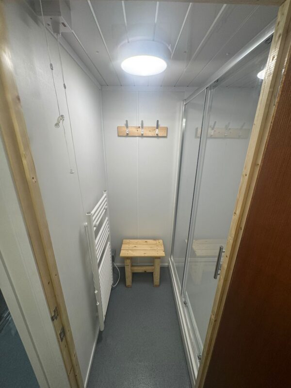 24ft x 9ft Reconditioned Jackleg Anti Vandal Unit with female and male toilets and shower units - Image 10