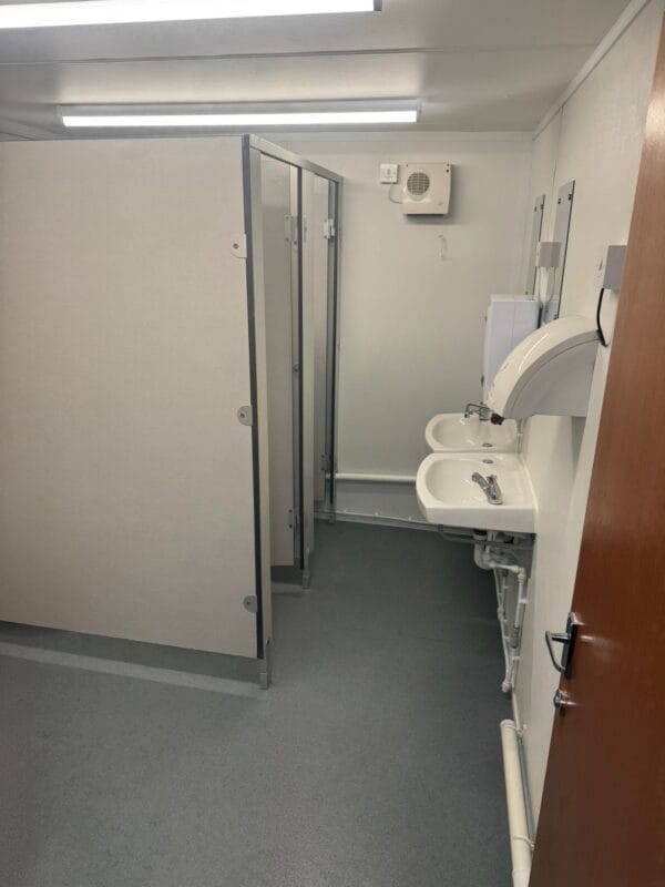 24ft x 9ft Reconditioned Jackleg Anti Vandal Unit with female and male toilets and shower units - Image 15
