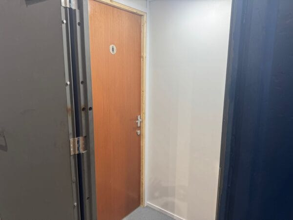 24ft x 9ft Reconditioned Jackleg Anti Vandal Unit with female and male toilets and shower units - Image 7