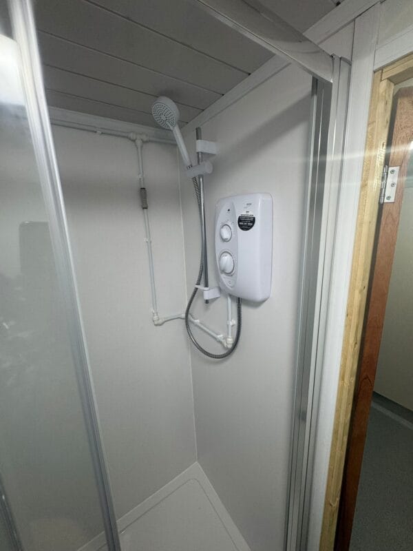 24ft x 9ft Reconditioned Jackleg Anti Vandal Unit with female and male toilets and shower units - Image 5