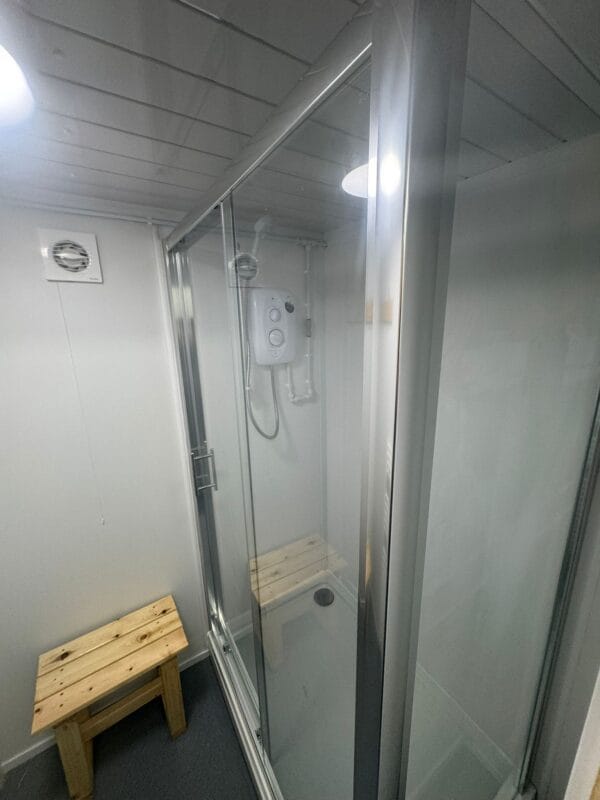 24ft x 9ft Reconditioned Jackleg Anti Vandal Unit with female and male toilets and shower units - Image 3
