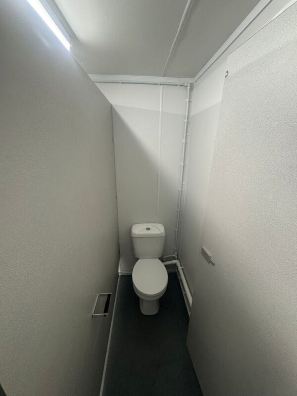 24ft x 9ft Reconditioned Jackleg Anti Vandal Unit with female and male toilets and shower units - Image 12