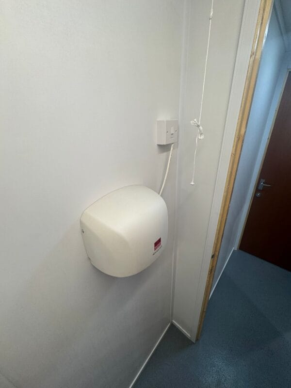 24ft x 9ft Reconditioned Jackleg Anti Vandal Unit with female and male toilets and shower units - Image 17