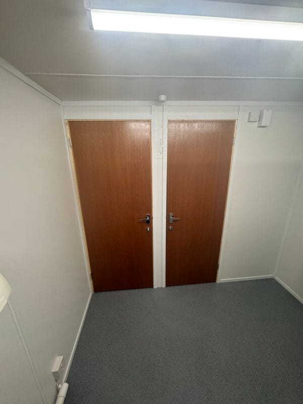 24ft x 9ft Reconditioned Jackleg Anti Vandal Unit with female and male toilets and shower units - Image 9