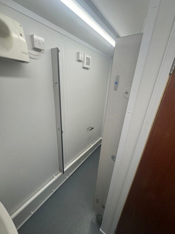 24ft x 9ft Reconditioned Jackleg Anti Vandal Unit with female and male toilets and shower units - Image 21