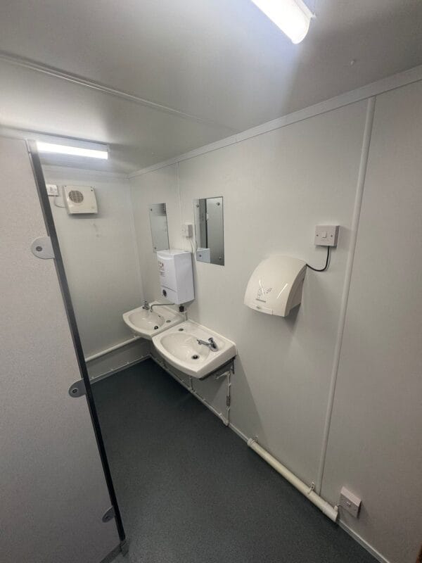 24ft x 9ft Reconditioned Jackleg Anti Vandal Unit with female and male toilets and shower units - Image 16