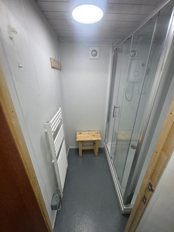 24ft x 9ft Reconditioned Jackleg Anti Vandal Unit with female and male toilets and shower units - Image 4