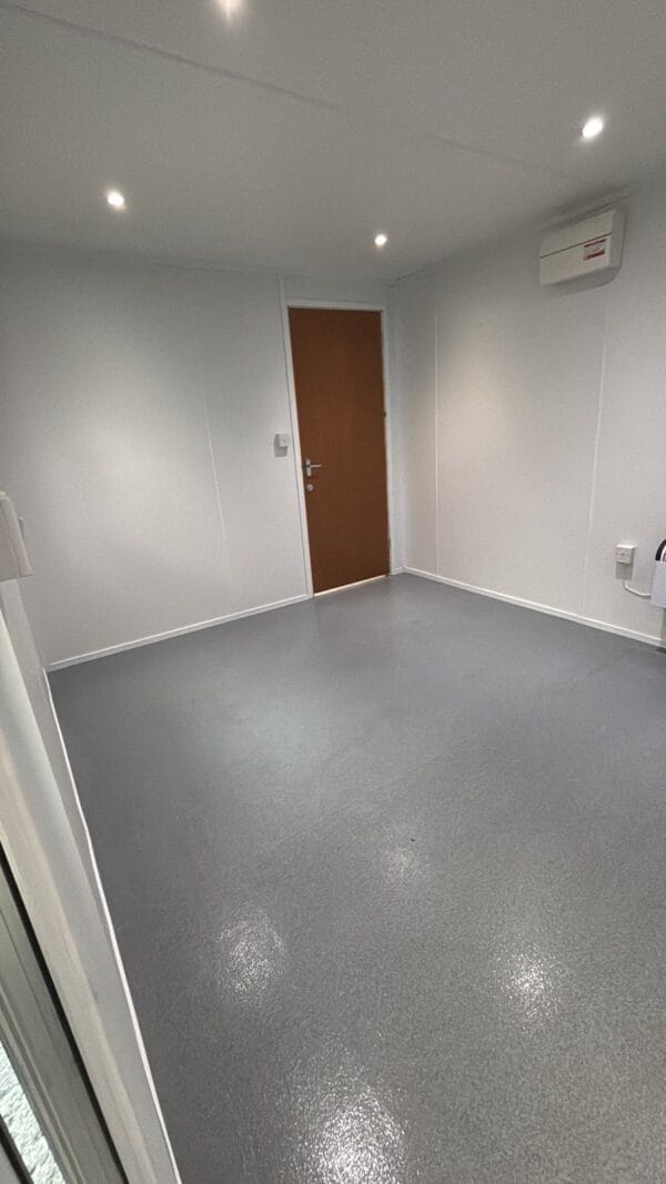 SOLD - 32ft x 10ft Reconditioned Luxury Office - Image 11