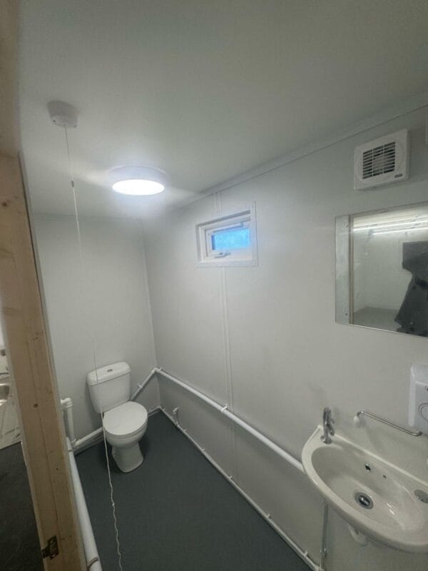 SOLD to a customer in Lutterworth -24ft x 9ft Office with Internal Toilet and Kitchen - Image 5