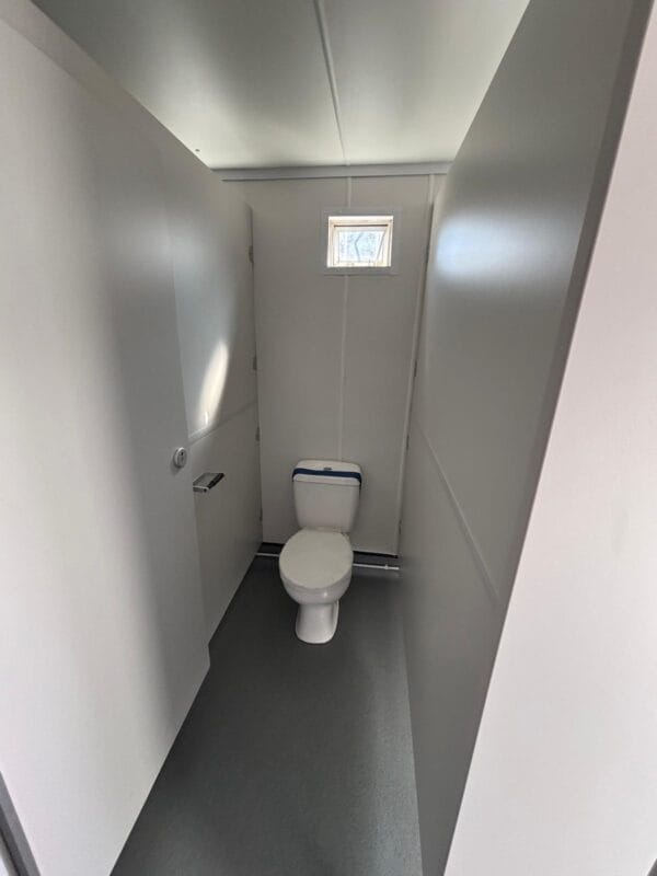 SOLD TO A CUSTOMER IN CLAY CROSS- 16ft x 9ft Reconditioned Toilet Unit - Image 15