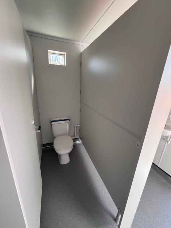 SOLD TO A CUSTOMER IN CLAY CROSS- 16ft x 9ft Reconditioned Toilet Unit - Image 10