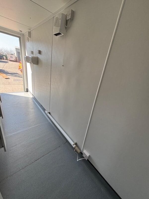 SOLD TO A CUSTOMER IN CLAY CROSS- 16ft x 9ft Reconditioned Toilet Unit - Image 12