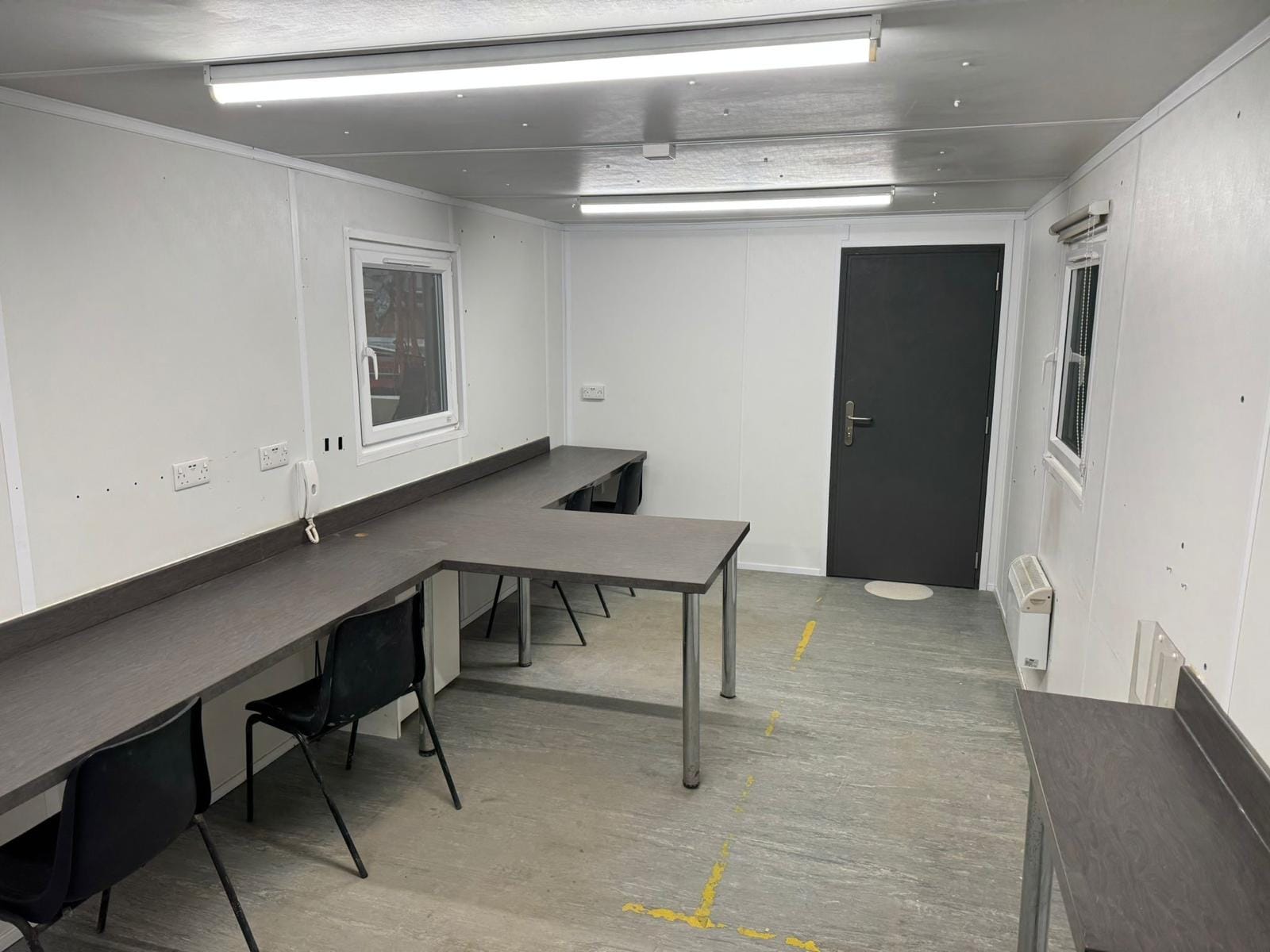 32ft x 10ft Office Unit – Includes Secure Room - Image 5
